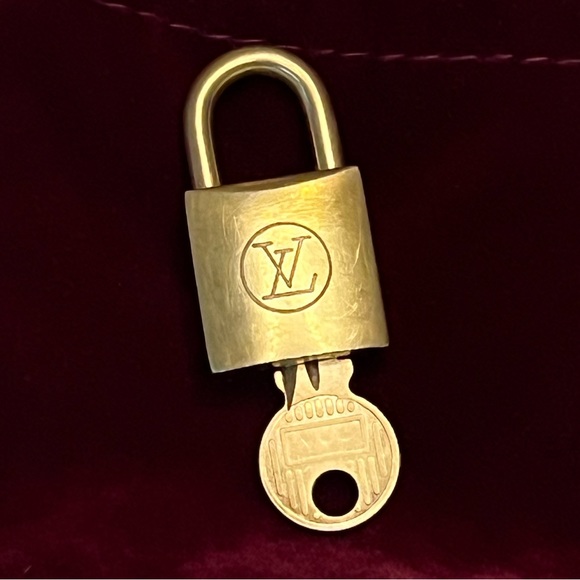 Vintage LV Lock & Key #210 - Picture 4 of 5